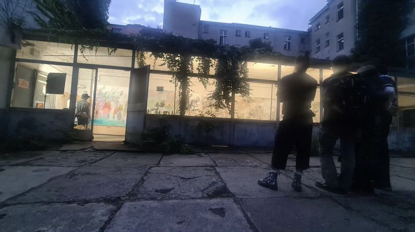 inaczej